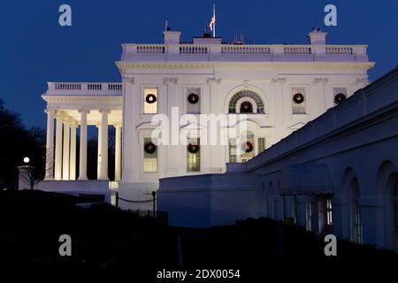 Washington, DC, États-Unis. 22 décembre 2020. La Maison Blanche est vue au crépuscule à Washington, DC, Etats-Unis, 22 décembre 2020.Credit: Michael Reynolds/Pool via CNP | usage dans le monde crédit: dpa/Alay Live News Banque D'Images