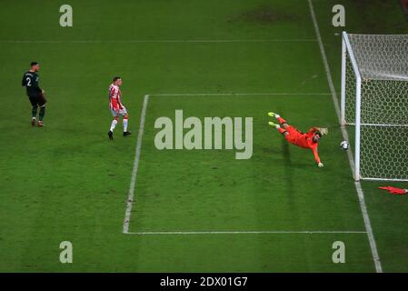 Andy Lonergan, gardien de but de Stoke City (à droite), concède le premier but du match lors du quart de finale de la Carabao Cup au stade bet365, Stoke on Trent. Banque D'Images