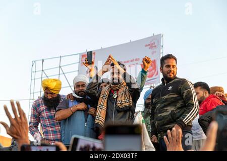 le chanteur de punjabi babbu maan lors de la manifestation à la frontière de singhu contre la nouvelle loi agricole en inde. Banque D'Images