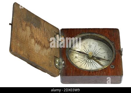 ancienne boussole portable dans un boîtier en bois isolé sur fond blanc Banque D'Images