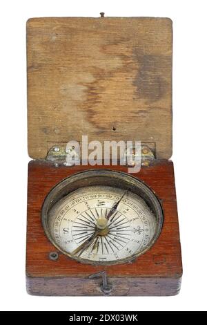 ancienne boussole portable dans un boîtier en bois isolé sur fond blanc Banque D'Images