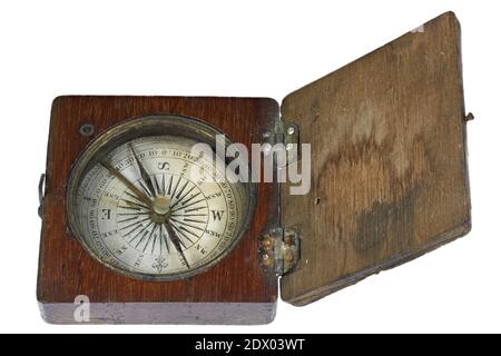 ancienne boussole portable dans un boîtier en bois isolé sur fond blanc Banque D'Images