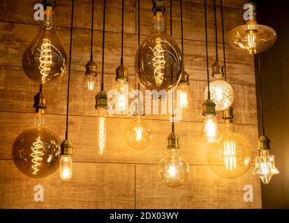 Lampes Edison vintage dans une fiole de verre avec un fil de tungstène à l'intérieur sur un fond sombre pour un intérieur moderne dans la maison. Assortiment en magasin Banque D'Images