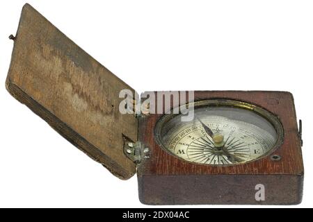 ancienne boussole portable dans un boîtier en bois isolé sur fond blanc Banque D'Images