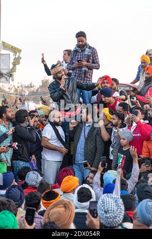 le chanteur de punjabi babbu maan lors de la manifestation à la frontière de singhu contre la nouvelle loi agricole en inde. Banque D'Images