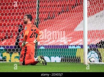 Andy Lonergan, gardien de but de Stoke City, réagit après avoir concédé le premier but du match marqué par Gareth Bale de Tottenham Hotspur (non représenté) lors du quart de finale de la Carabao Cup au stade bet365, Stoke on Trent. Banque D'Images