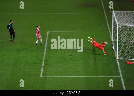 Andy Lonergan, gardien de but de la ville de Stoke (à droite) concède le premier but du match marqué par Gareth Bale de Tottenham Hotspur (non représenté) lors du match quart de finale de la Carabao Cup au stade bet365, Stoke on Trent. Banque D'Images