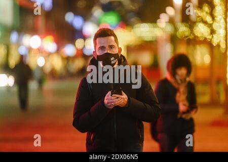 Moscou, Russie. 23 décembre 2020. Un homme portant un masque facial marche dans une rue à Moscou, en Russie, le 23 décembre 2020. La Russie a enregistré 27,250 autres cas de COVID-19 au cours des 24 dernières heures, en baisse par rapport à 28,776 un jour plus tôt, le centre de réponse de COVID-19 du pays a déclaré mercredi. Le nombre national de cas de COVID-19 est passé à 2,933,753, dont 52,461 décès et 2,343,967 reprises. Credit: Evgeny Sinitsyn/Xinhua/Alay Live News Banque D'Images