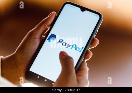 Dans cette illustration, le logo PayPal affiché sur un smartphone. Banque D'Images