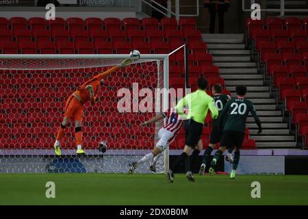 Stoke on Trent, Royaume-Uni. 23 décembre 2020. Andy Lonergan, gardien de but de la ville de Stoke (28), fait des économies lors du match de quart-finale de la coupe EFL Carabao entre Stoke City et Tottenham Hotspur au stade bet365, Stoke-on-Trent, en Angleterre, le 23 décembre 2020. Photo de Jurek Biegus. Utilisation éditoriale uniquement, licence requise pour une utilisation commerciale. Aucune utilisation dans les Paris, les jeux ou les publications d'un seul club/ligue/joueur. Crédit : UK Sports pics Ltd/Alay Live News Banque D'Images