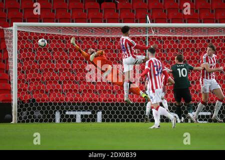 Stoke on Trent, Royaume-Uni. 23 décembre 2020. Andy Lonergan, gardien de but de la ville de Stoke (28), fait des économies lors du match de quart-finale de la coupe EFL Carabao entre Stoke City et Tottenham Hotspur au stade bet365, Stoke-on-Trent, en Angleterre, le 23 décembre 2020. Photo de Jurek Biegus. Utilisation éditoriale uniquement, licence requise pour une utilisation commerciale. Aucune utilisation dans les Paris, les jeux ou les publications d'un seul club/ligue/joueur. Crédit : UK Sports pics Ltd/Alay Live News Banque D'Images