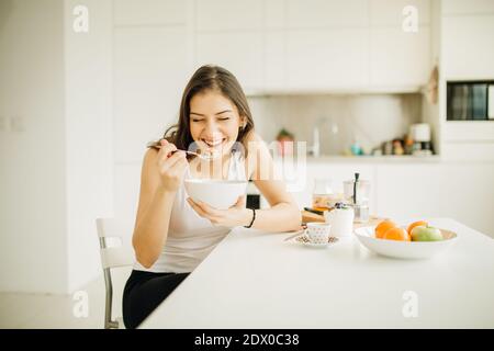 Jeune femme souriante mangeant des céréales.petit déjeuner sain.commencer votre journée.manger, fitness et santé mentale Attention.énergie positive et émotion.productivité,h Banque D'Images