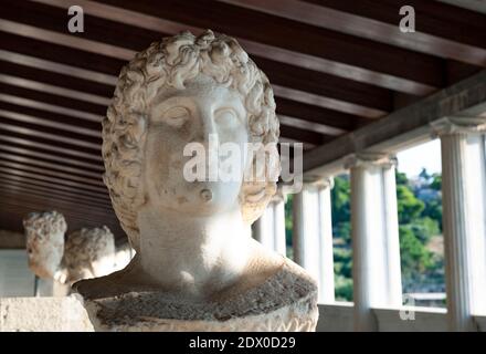 Statues de garçons au musée STOA Attalos à Athènes, Grèce Banque D'Images