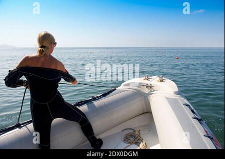 Plongée sous-marine sur un bateau gonflable. Baia (Baiae), Campi Flegrei (champs Phlegraean), Naples, Campanie, Italie Banque D'Images