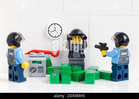 Tambov, Fédération de Russie - 23 décembre 2020 deux policiers de Lego minifigure ont procédé à l'arrestation d'un cambrioleur. Banque D'Images