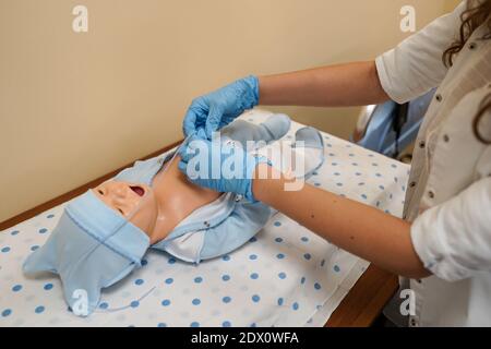 Femme médecin avec mannequin enfant à l'hôpital. Équipement médical Banque D'Images