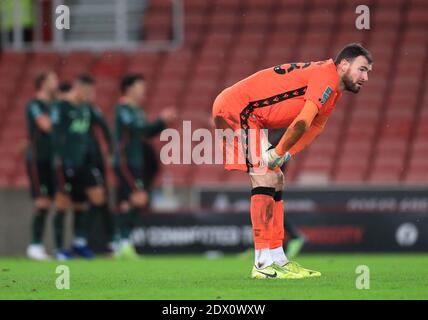 Andy Lonergan, gardien de but de Stoke City, réagit après avoir concédé le troisième but du match, marqué par Harry Kane de Tottenham Hotspur (non représenté), lors du quart de finale de la Carabao Cup au stade bet365, Stoke on Trent. Banque D'Images