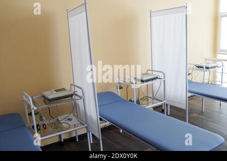 Chambre d'hôpital avec lits et équipement médical dans un concept d'hôpital, de médecine et de soins de santé. Banque D'Images