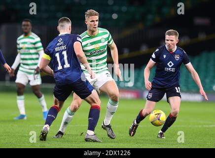 Kristoffer Aguer (au centre) du Celtic combat avec Iain Vigurs (à gauche) du comté de Ross et Stephen Kelly lors du match écossais de Premiership au Celtic Park, Glasgow. Banque D'Images