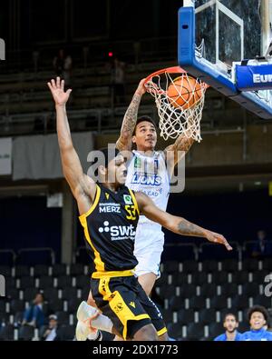 Karlsruhe, Allemagne. 23 décembre 2020. Kavin John Gilder-Tilbury (Lions) k Esaïe Deion Crawley (Tuebingen). GES/Basketball/ProA: PSK Lions - Tigers Tuebingen, 23.12.2020 - | usage dans le monde crédit: dpa/Alay Live News Banque D'Images