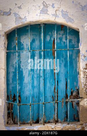 Vieille fenêtre bleue rouillée, clairement abîmé par le temps, mais toujours belle à sa manière. Banque D'Images