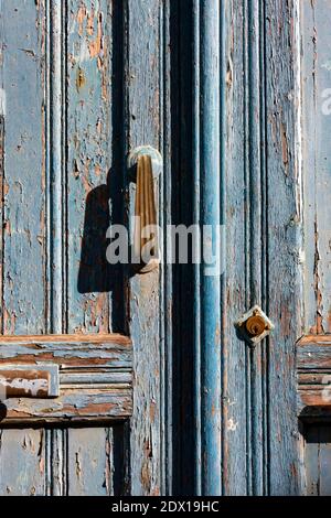 Vieille porte bleue rouillée, clairement abîmé par le temps, mais toujours belle à sa manière. Banque D'Images