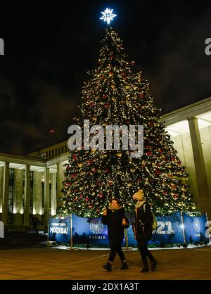 Moscou, Russie. 23 décembre 2020. Les gens marchent devant les décorations de Noël à Moscou, Russie, le 23 décembre 2020. Credit: Evgeny Sinitsyn/Xinhua/Alay Live News Banque D'Images