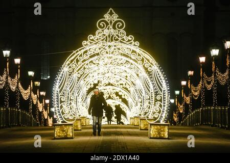 Moscou, Russie. 23 décembre 2020. Les gens marchent sous des décorations lumineuses pour le nouvel an à Moscou, Russie, le 23 décembre 2020. Credit: Evgeny Sinitsyn/Xinhua/Alay Live News Banque D'Images