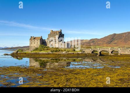 Eilean Donan Castle, situé sur une île au point de rencontre de trois grands lochs de mer, dans les Highlands écossais. Banque D'Images