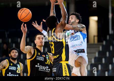 Karlsruhe, Allemagne. 23 décembre 2020. Daniel Alexander norl (Lions) dans un duels avec Daniel Keppler (Tuebingen). GES/Basketball/ProA: PSK Lions - Tigers Tuebingen, 23.12.2020 - | usage dans le monde crédit: dpa/Alay Live News Banque D'Images