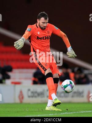 Le gardien de but de la ville de Stoke Andy Lonergan pendant le quart de finale de la Carabao Cup au stade bet365, Stoke on Trent. Banque D'Images