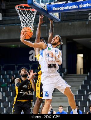 Karlsruhe, Allemagne. 23 décembre 2020. Adam Pecacek (Lions) dans un duels avec Enosch Wolf (Tuebingen). GES/Basketball/ProA: PSK Lions - Tigers Tuebingen, 23.12.2020 - | usage dans le monde crédit: dpa/Alay Live News Banque D'Images