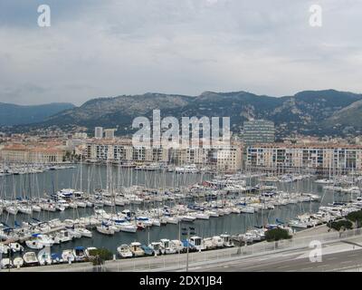 Port de Toulon et port de plaisance sur la côte d'azur Sud De France Banque D'Images