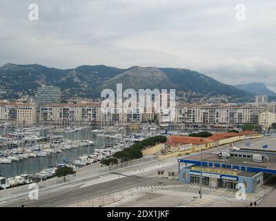 Terminal de croisière et de ferry dans le port de Toulon sur les français riviera Sud de la France Banque D'Images