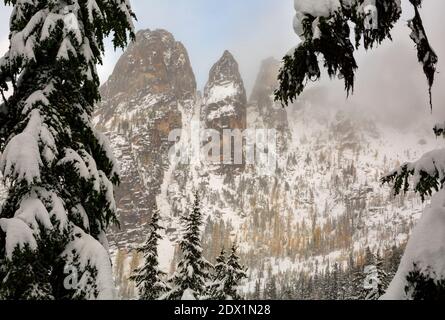 WA18787-00...WASHINGTON - UNE brève pause dans les nuages au-dessus des pics du début de l'hiver de la piste Blue Lake dans les Cascades du Nord. Banque D'Images