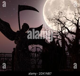 Ange de la mort devant une porte - Spooky arrière-plan de nuit avec lune - rendu 3d Banque D'Images