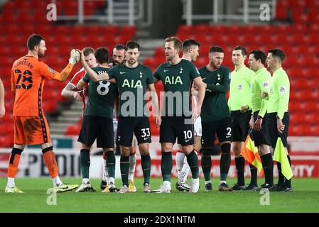 Stoke on Trent, Royaume-Uni. 23 décembre 2020. Joueurs et officiels à la fin de la partie. Carabao Cup, match quart-finale de la coupe EFL, Stoke City et Tottenham Hotspur au stade Bet365 de Stoke on Trent, le mercredi 23 décembre 2020. Cette image ne peut être utilisée qu'à des fins éditoriales. Utilisation éditoriale uniquement, licence requise pour une utilisation commerciale. Aucune utilisation dans les Paris, les jeux ou les publications d'un seul club/ligue/joueur.pic par Chris Stading/Andrew Orchard sports Photography/Alamy Live News crédit: Andrew Orchard sports Photography/Alamy Live News Banque D'Images