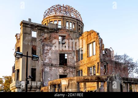 Le Dôme de la bombe atomique au coucher du soleil, qui fait partie du Parc commémoratif de la paix d'Hiroshima Hiroshima, au Japon, a été désigné site du patrimoine mondial de l'UNESCO. Banque D'Images