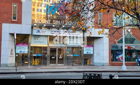 New York, NY, USA - 23 décembre 2020: Panneau remerciant les travailleurs de l'hôpital d'avoir sauvé des patients infectés par COVID-19 Banque D'Images