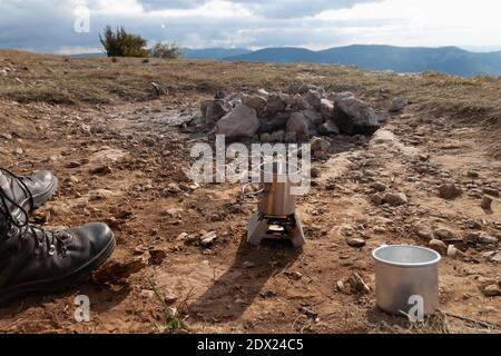 Fer, mugs touristiques sur un feu ouvert pendant un voyage de camping Banque D'Images