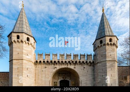 Vue rapprochée de Babusselam ou porte de Salute du palais de Topkapi à Première cour avec calligraphie ottomane Banque D'Images