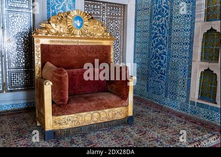 Éléments de décoration de palais orientaux au trône de cérémonie dorée, avec texture ou élément décoratif de modèle oriental dans le style turc ou pouf Banque D'Images