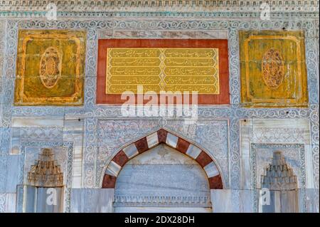 Gros plan de reliefs et textures intéressants sur la fontaine du Sultan Ahmed III devant la porte impériale à Topkapi Palais à Istanbul, Turquie Banque D'Images