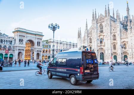 MILAN, ITALIE - VERS SEPTEMBRE 2019 : voiture carabinière, également appelée Carabinieri, patrouilant dans la ville de Milan en face de la cathédrale de Mialn. Surveillance et Banque D'Images