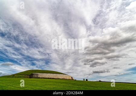 Comté de Meath, Irlande de l'est, Royaume-Uni. 5 mai 2016. Le site classé au patrimoine mondial de l'UNESCO de Newgrange est un tombeau de passage vieux de 5,200 ans construit par les agriculteurs de l'âge de pierre, Th Banque D'Images