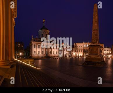 Alter Markt à Potsdam, Brandebourg. Prise de vue prise pendant l'heure bleue. Banque D'Images