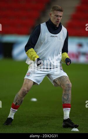 Stoke on Trent, Royaume-Uni. 23 décembre 2020. James McClean, milieu de terrain de la ville de Stoke (11), s'échauffe lors du quart de finale de la coupe EFL Carabao entre Stoke City et Tottenham Hotspur au stade bet365, Stoke-on-Trent, en Angleterre, le 23 décembre 2020. Photo de Jurek Biegus. Utilisation éditoriale uniquement, licence requise pour une utilisation commerciale. Aucune utilisation dans les Paris, les jeux ou les publications d'un seul club/ligue/joueur. Crédit : UK Sports pics Ltd/Alay Live News Banque D'Images