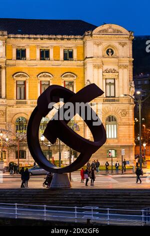 La sculpture Variante Ovide, l'œuvre du sculpteur basque Jorge Oteiza au Conseil municipal de Bilbao. Ville de Bilbao, province de Bizkaia en basque Banque D'Images