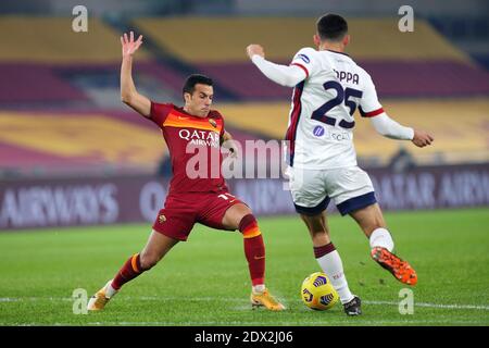 Pedro Rodriguez de Roma (L)vies pour le ballon avec Gabriele Zappa de Cagliari (R) pendant le championnat italien Serie UN match de football entre AS Roma et Cagliari Calcio le 23 décembre 2020 au Stadio Olimpico à Rome, Italie - photo Federico Proietti / DPPI / LM Banque D'Images