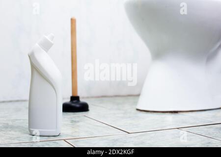 Un support de toilette avec ventouse est prêt à être placé près du bol de toilette. Banque D'Images
